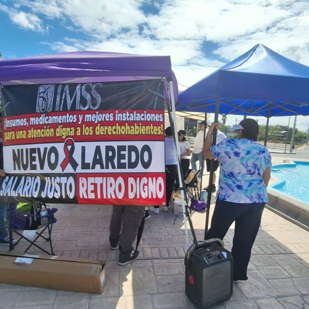 Personal del IMSS Protesta en el Monumento a Benito Juárez